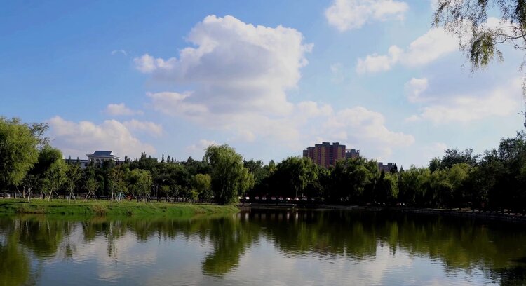 秋天里的镜湖公园