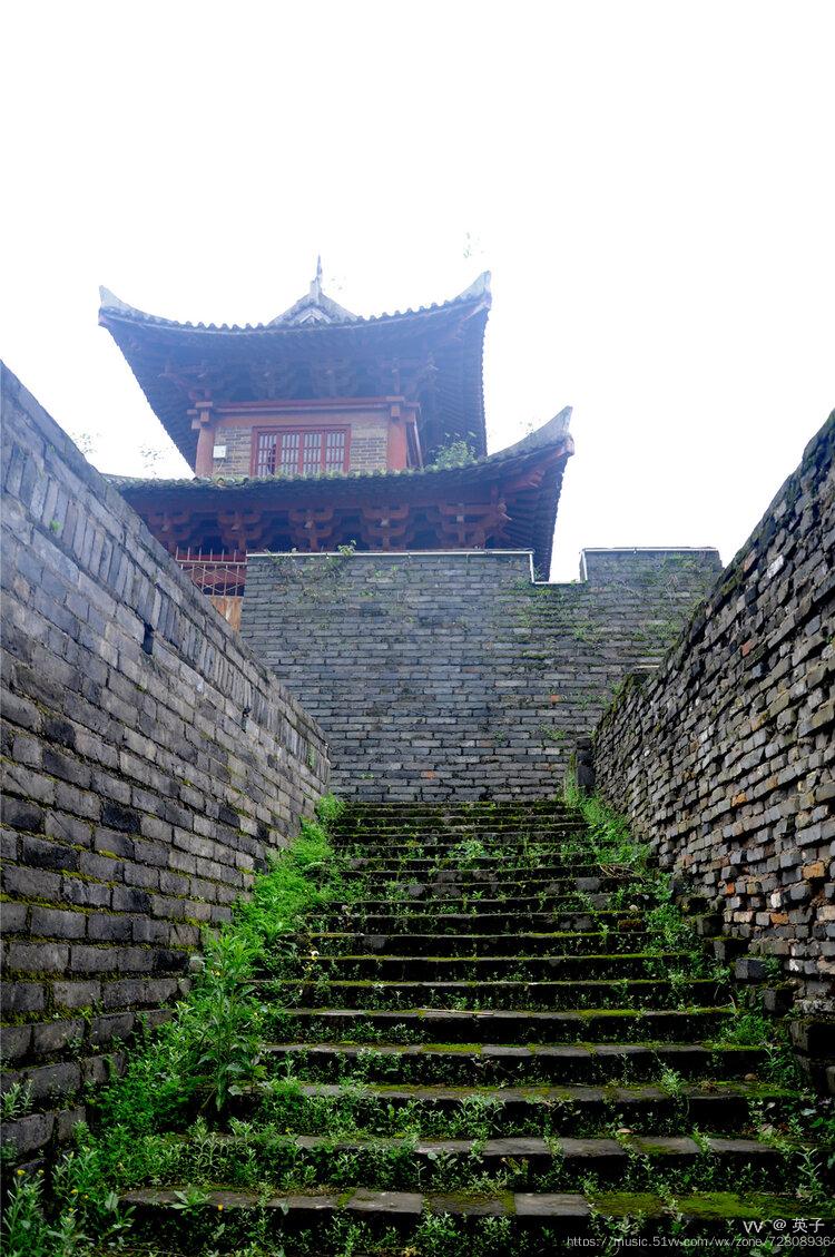 走进江西省赣州市老古城,最醒目的就是载满了历史沧桑的宋代古城墙