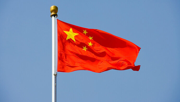 仰望国旗云朵轻轻擦拭过    蓝是天空唯一的底色雏鹰的翅膀缀满清露忽