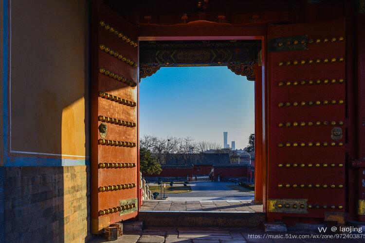 它们都是在城台中间开辟券门,城台上建有巍峨的城楼.