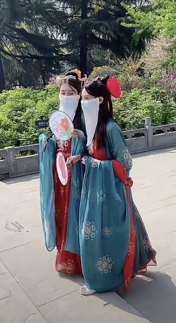 疑是洛川神女作