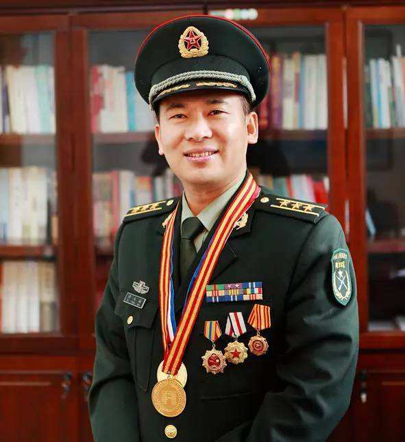 从水火英雄到雷锋部长记南京东路街道优秀退役军人许永楠