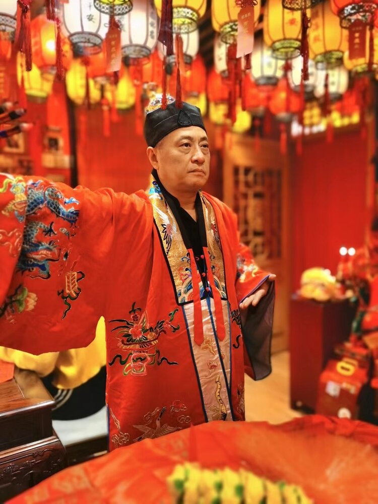 等术数有独特之个人见解,凭借天赋使命自幼承接了新代巡大阿爷公机缘