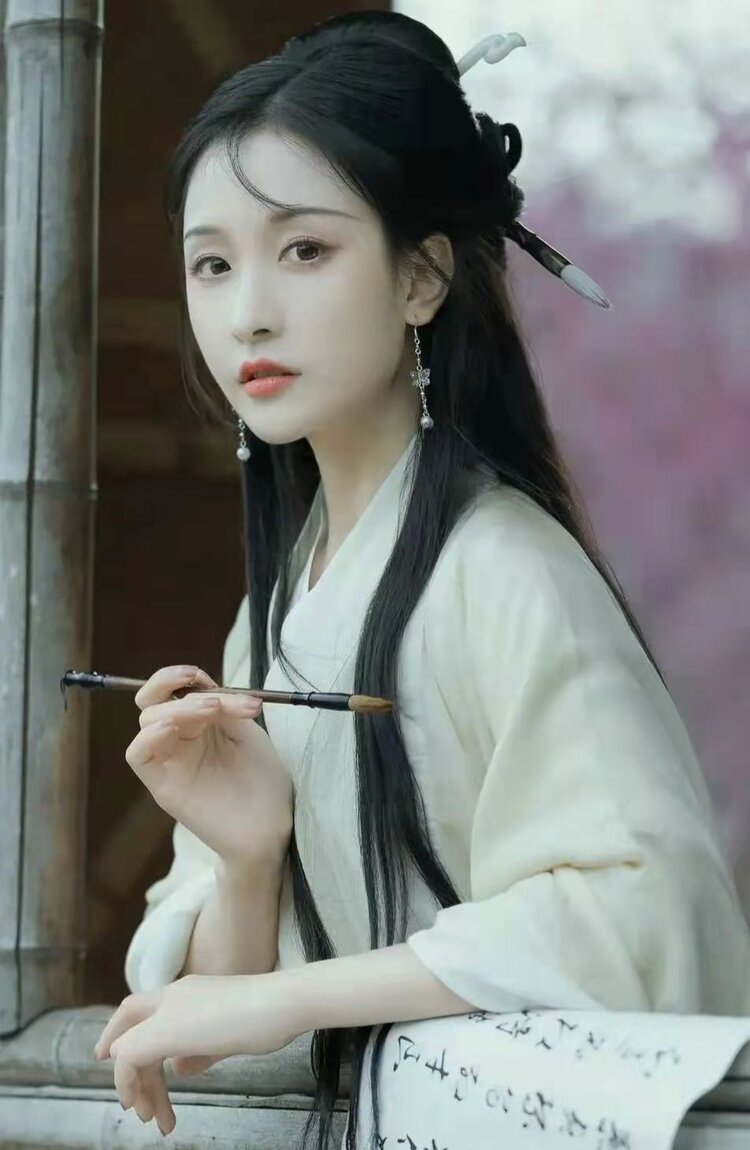 《三月相思雨》演唱/春雨觅香情晚风情醉梦艳妆,红颜如莲觅醇香