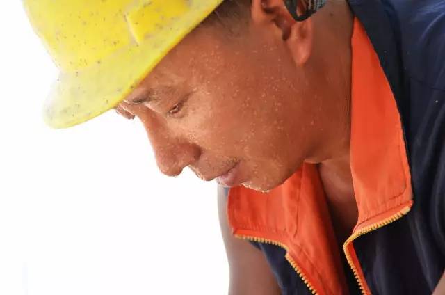 简洁朗诵我在一滴汗水里看到了未来作者欧震