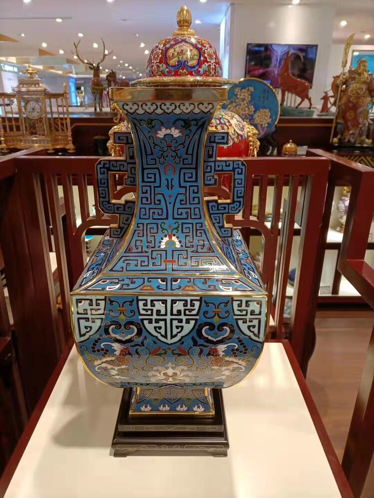 张向东大师作品景泰蓝18寸蝠纹螭耳方瓶