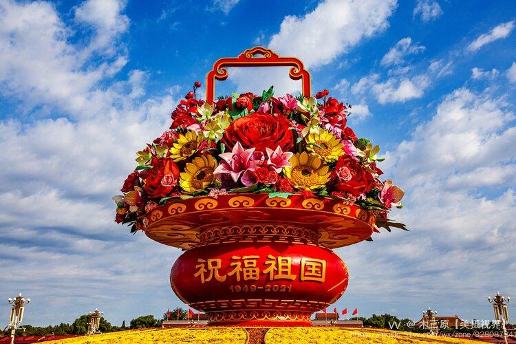 篮体南侧书写"祝福祖国,1949-2021"字样;天安门广场中心的"祝福祖国"
