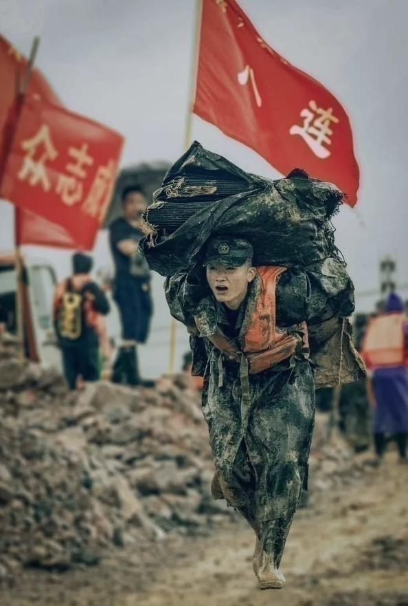 是保卫祖国人民的钢铁长城你坚不可摧祖国和人民有你抬头挺胸你是共和