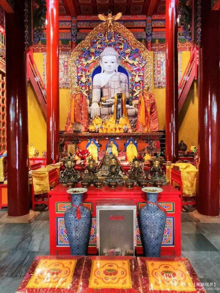 大召寺著名的艺术三绝:银佛,龙雕,壁画,是明代的历史遗物,具有极高的