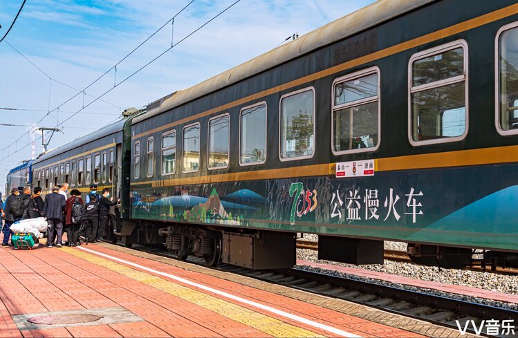 7053次旅客列车是一趟由济南站开往泰山站的普通旅客列车,由铁路职工