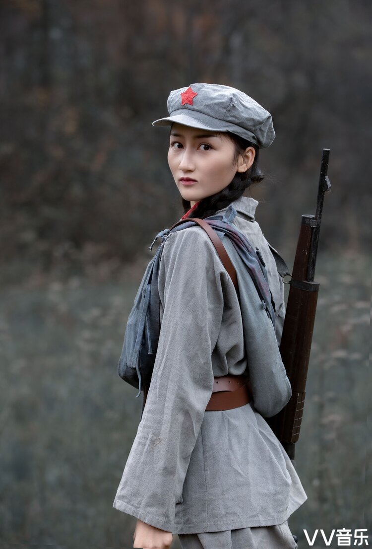 巴山女红军,全是穷苦人.砸烂旧世界,革命闹翻身.