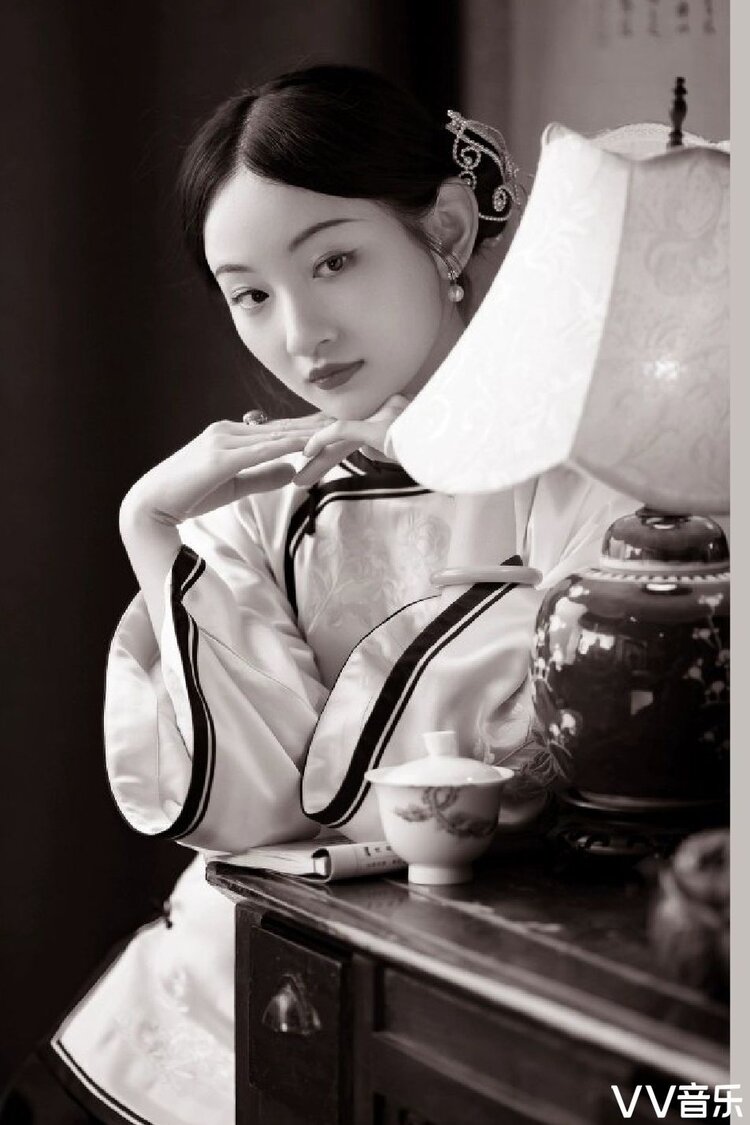 优艳集静淑,温婉丽中人.笑靥含香蔚,淡雅韵色馨.