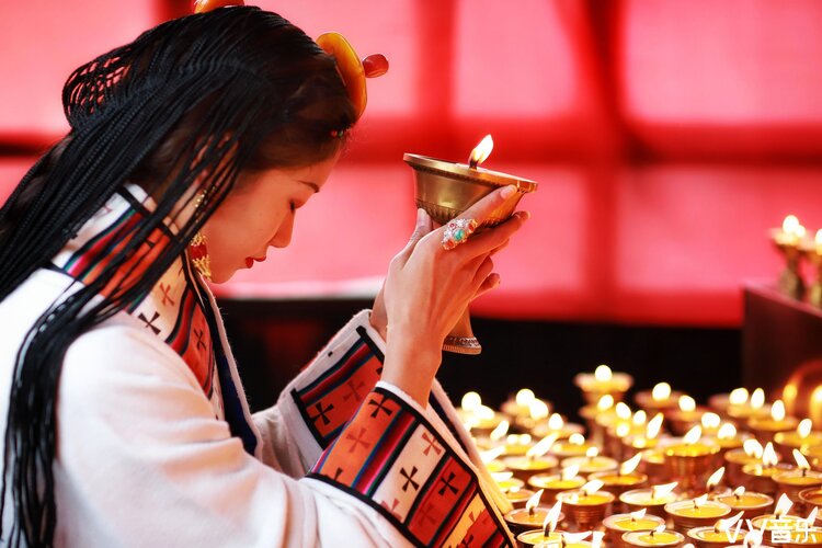 祈愿意指请求,祈祷,希望等心愿.是寄托一种愿望,希望能梦想成真.