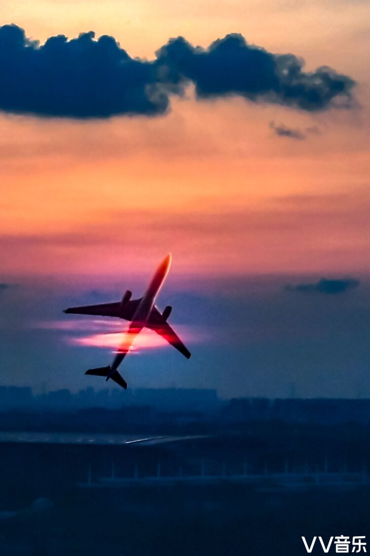 飞翔在蓝天彩云间(多曝)