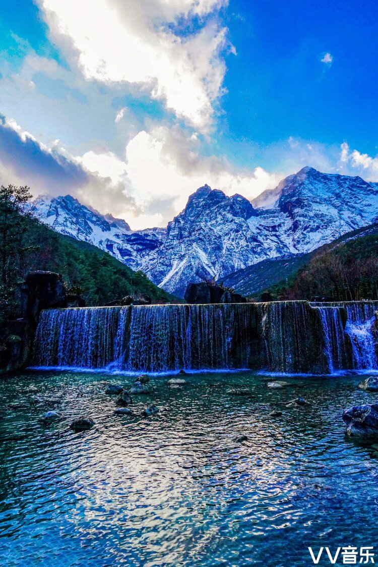 蓝月谷地处云南省丽江市玉龙纳西族自治县玉龙雪山东麓,俗称"白水河"
