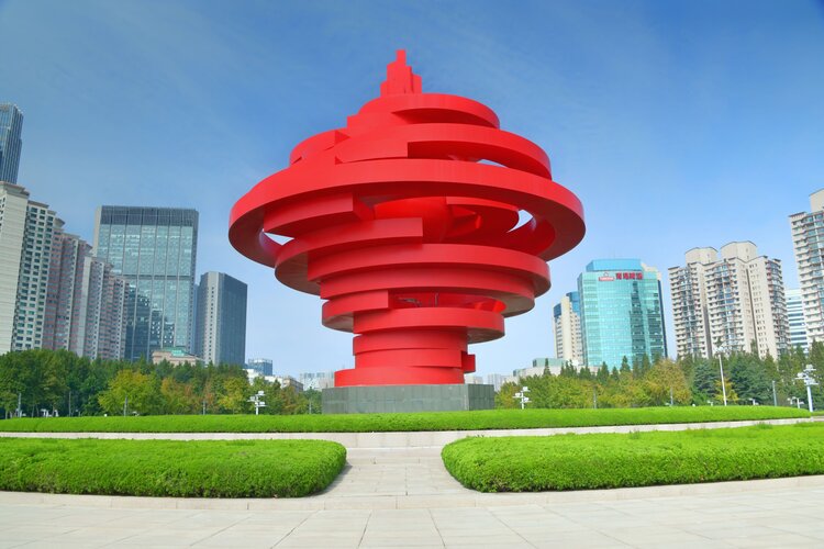 五四广场",因纪念青岛作为"五四运动"导火索而得名.