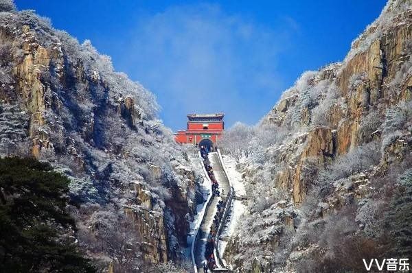 十八盤天街牌坊拱北石上觀日出泰山遠景文原創.