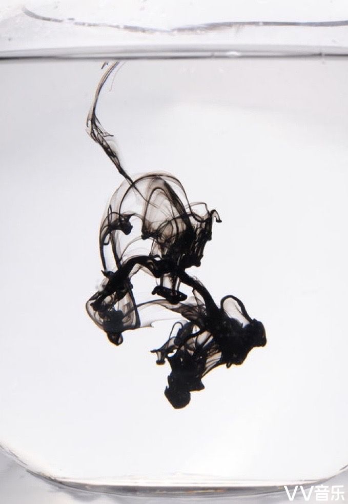 一滴甩掉的墨水