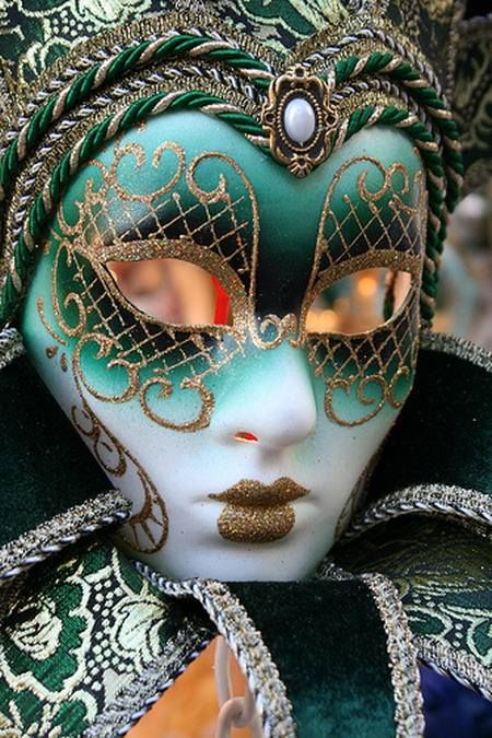 人那些面首是戴假面具的女人她会穿过人群频繁现身艺术场合向着我投来