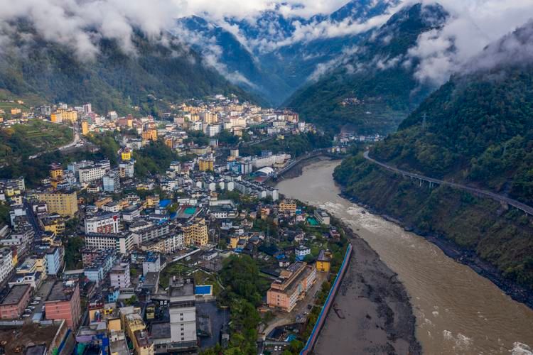 茨开镇,地处怒江峡谷北端,也是怒江州贡山独龙族怒族县县城所在地.
